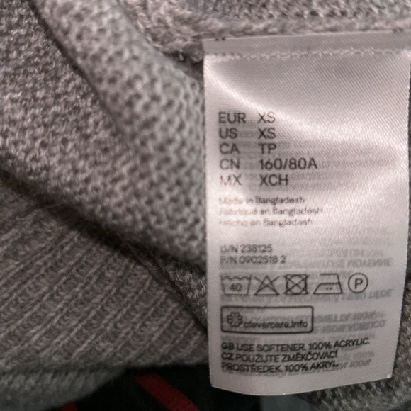 H&M Divided Women’s Cropped Hi-Lo Grey Crewneck Sweater | Size: XS - Picture 9 of 12